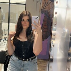 Meet your Posher, Nicole